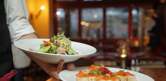 איך לאכול טבעי ונכון כשאוכלים במסעדה?