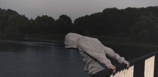 הקשר בין מצוקה רגשית להתמכרות – ודרך ההתמודדות